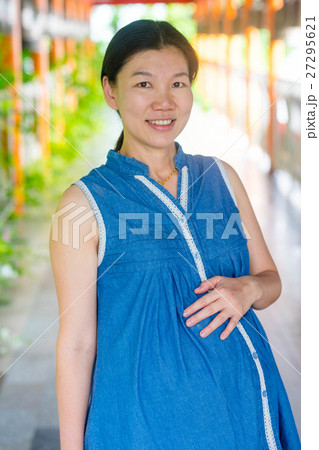 Young asian woman Young asian woman 27295621