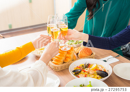 シャンパンで乾杯する女性たちの手元 シャンパンで乾杯する女性たちの手元 27295753