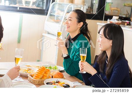 レストランで女子会を楽しむ4人 27295859