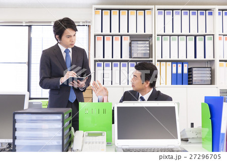 部下に教える上司 部下に教える上司 27296705