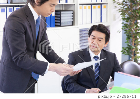上司に報告する部下 27296711
