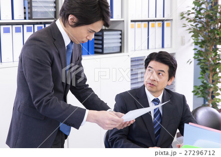 上司に報告する部下 27296712