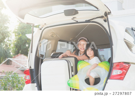 children ready for the travel 27297807