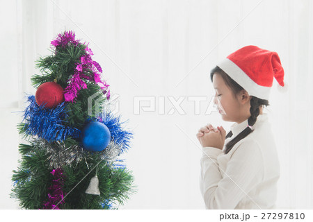 Asian girl in red hat make a wish 27297810