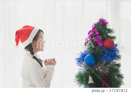 Asian girl in red hat make a wish 27297812