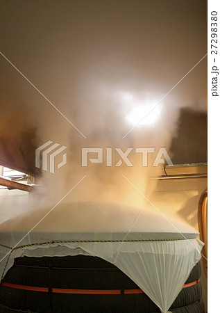 酒造り　日本酒　蒸し米 27298380