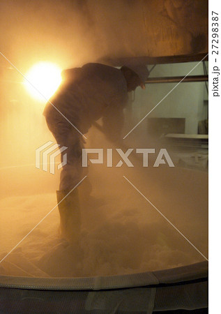 酒造り　日本酒　蒸し米 27298387