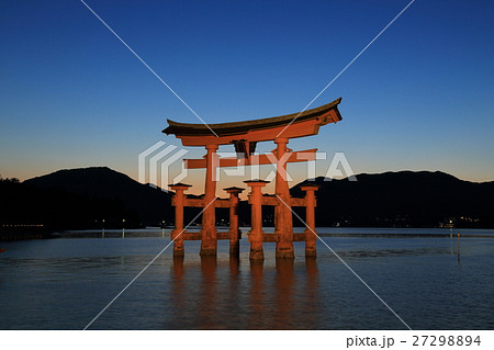 宮島　厳島神社大鳥居のライトアップ 27298894