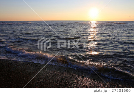 朝焼けの海 27301600