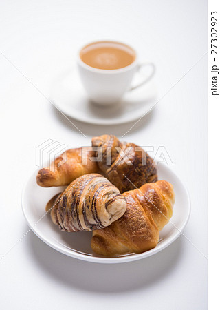 クロワッサンとコーヒー 27302923