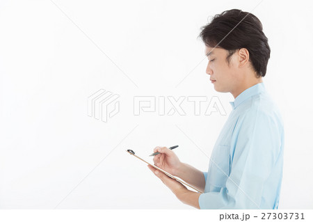 施術着を着た男性整体師 施術着を着た男性整体師 27303731