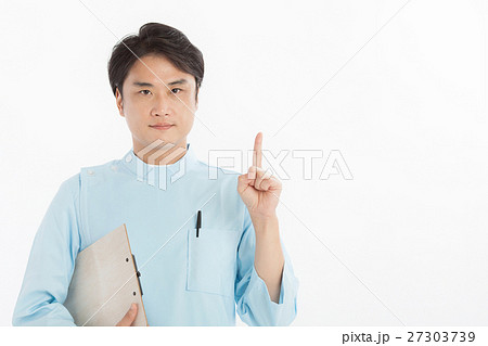施術着を着た男性整体師 施術着を着た男性整体師 27303739