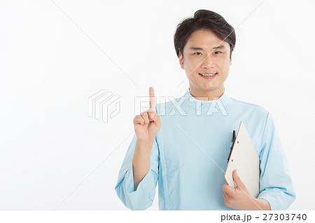 施術着を着た男性整体師 施術着を着た男性整体師 27303740