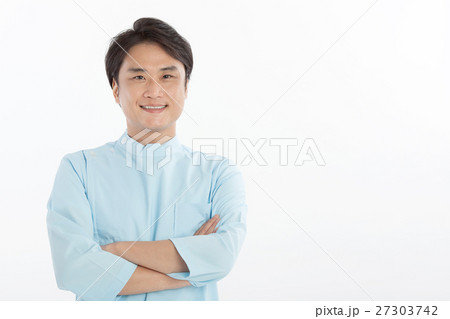 施術着を着た男性整体師 施術着を着た男性整体師 27303742