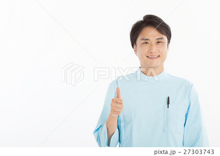 施術着を着た男性整体師 施術着を着た男性整体師 27303743