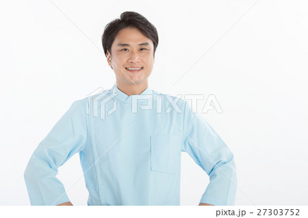 施術着を着た男性整体師 施術着を着た男性整体師 27303752