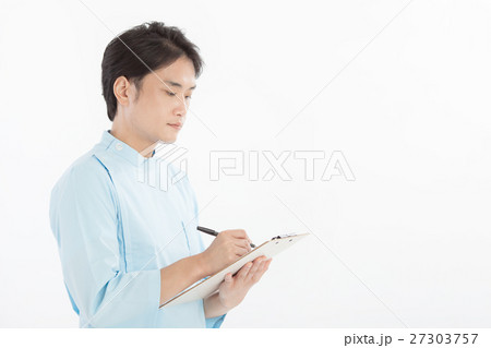 施術着を着た男性整体師 27303757