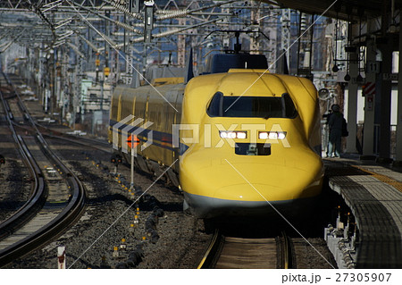 ドクターイエローこだま検測 米原駅の写真素材