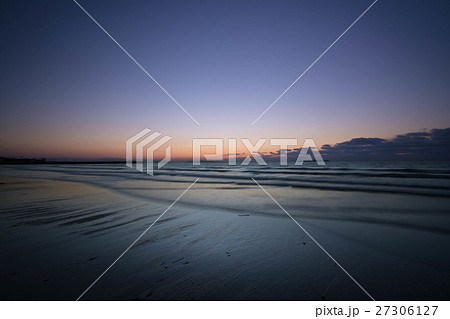 夕焼けで群青色に染まる空と海 夕焼けで群青色に染まる空と海 27306127