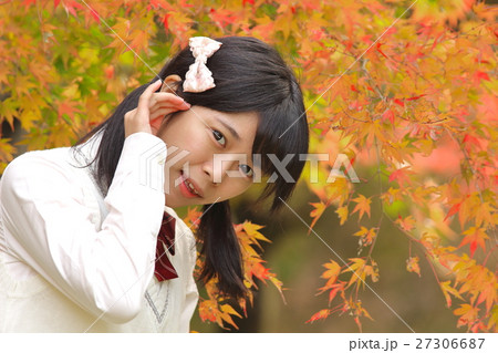 紅葉バックの高校生 27306687
