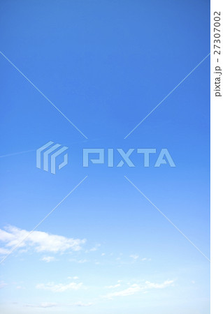 青空　空　雲　冬の空　背景　背景素材　12月　コピースペース 27307002