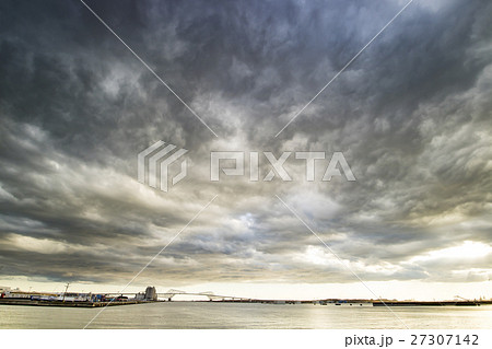 奇妙な空 怪しい空 怖い空 異常な空 空 雲 冬の空 背景 背景素材 12月 コピースペースの写真素材