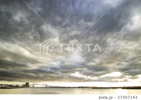 奇妙な空 怪しい空 怖い空 異常な空 空 雲 冬の空 背景 背景素材 12月 コピースペースの写真素材