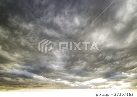 奇妙な空 怪しい空 怖い空 異常な空 空 雲 冬の空 背景 背景素材 12月 コピースペースの写真素材