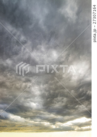 奇妙な空 怪しい空 怖い空 異常な空 空 雲 冬の空 背景 背景素材 12月 コピースペースの写真素材