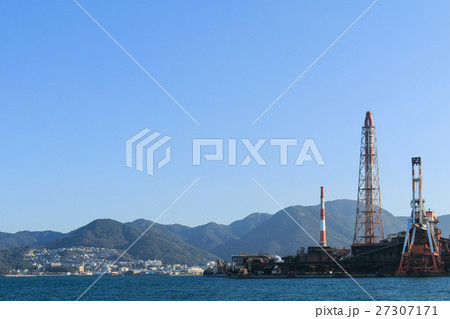 北九州小倉の工業地帯　アイアンタワーと小倉市街地 27307171