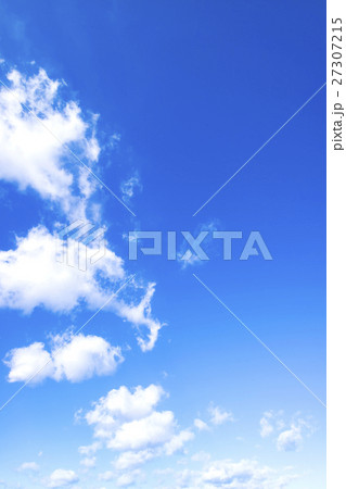 青空 空 雲 冬の空 背景 背景素材 12月 コピースペースの写真素材