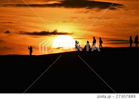 鳥取砂丘の夕日の写真素材