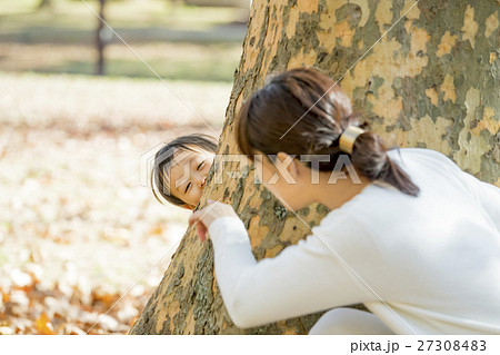 秋の公園で遊ぶ母と息子 27308483