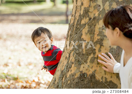 秋の公園で遊ぶ母と息子 27308484
