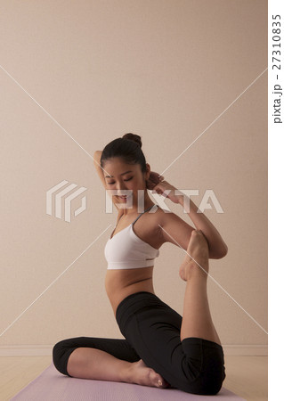 ホットヨガ　ヨガ　趣味　健康　若い女性 27310835
