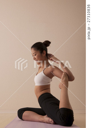 ホットヨガ　ヨガ　趣味　健康　若い女性 27310836