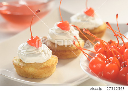 Cup cakes with cream and cherry Cup cakes with cream and cherry 27312563