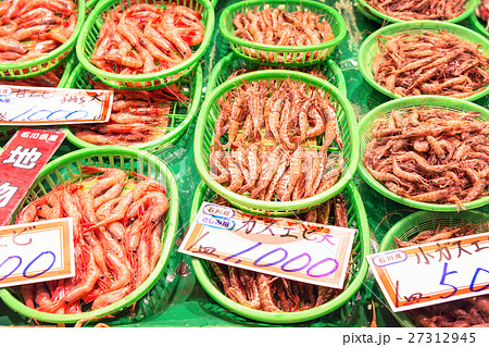 冬の市場の風景 27312945