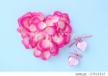 美しいピンクの薔薇の花びらのハートとハートのオーナメントの写真素材