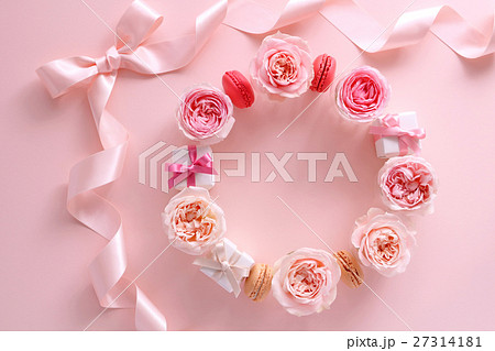 ピンクの薔薇とマカロンとプレゼントのリース ピンクの薔薇とマカロンとプレゼントのリース 27314181