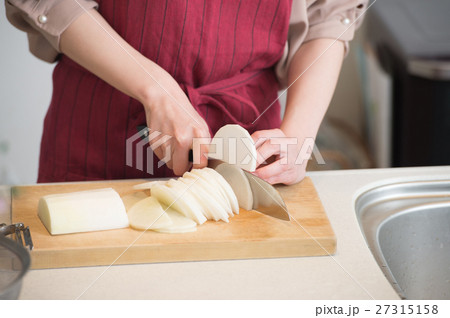 野菜を切る女性の手元 野菜を切る女性の手元 27315158