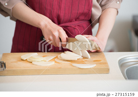 野菜を切る女性の手元 27315159