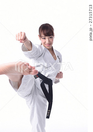 空手をする女子 27315713