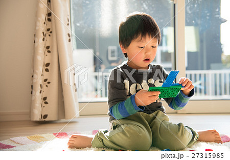部屋で遊ぶ男の子 部屋で遊ぶ男の子 27315985