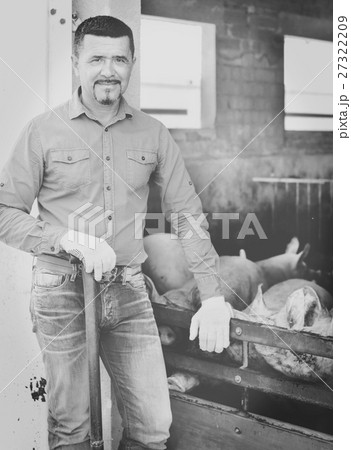 Man working on animal farm 27322209