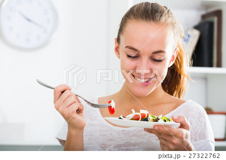 girl eating vegetable salad 27322762