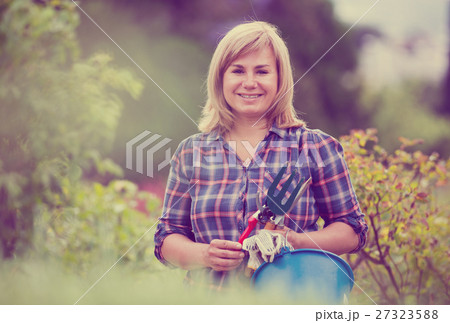 woman bucket garden 27323588