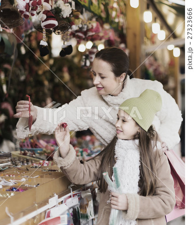 Mother with daughter in Christmas market 27323666