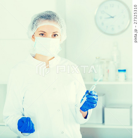 Nurse making injection Nurse making injection 27325310