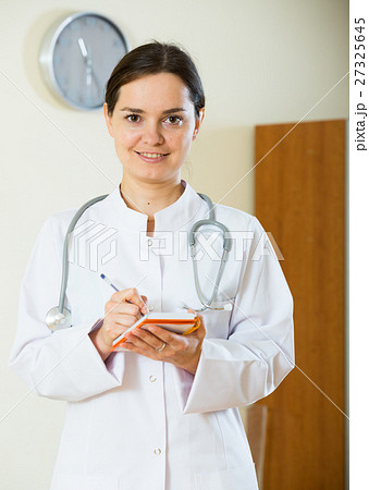 Friendly female therapeutist posing in modern clinic 27325645